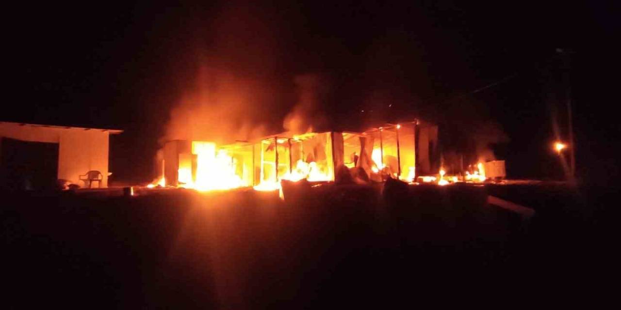 Şantiye Alanındaki Konteynerler Yandı