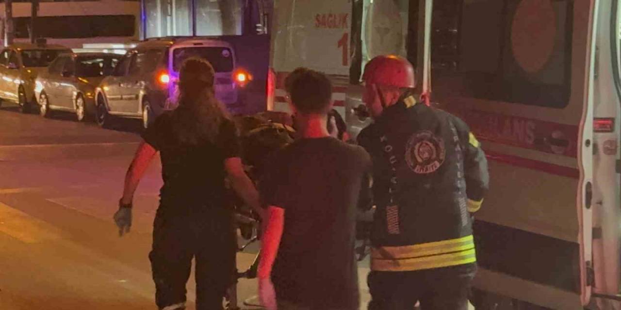 Trafik Tabelasına Çarpan Otomobilin Sürücüsü Yaralandı