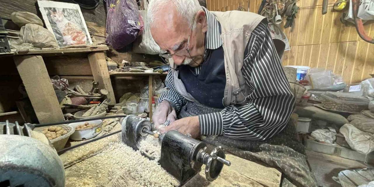 Yaşıtları Yürümekte Güçlük Çeken 84 Yaşındaki Tespih Ustası, 50 Yıldır Azimle Üretiyor