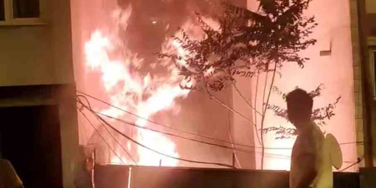 Beşiktaş’ta Film Gibi Olay: Bina Yanarken Mahalleli Tekme Yumruk Birbirine Girdi