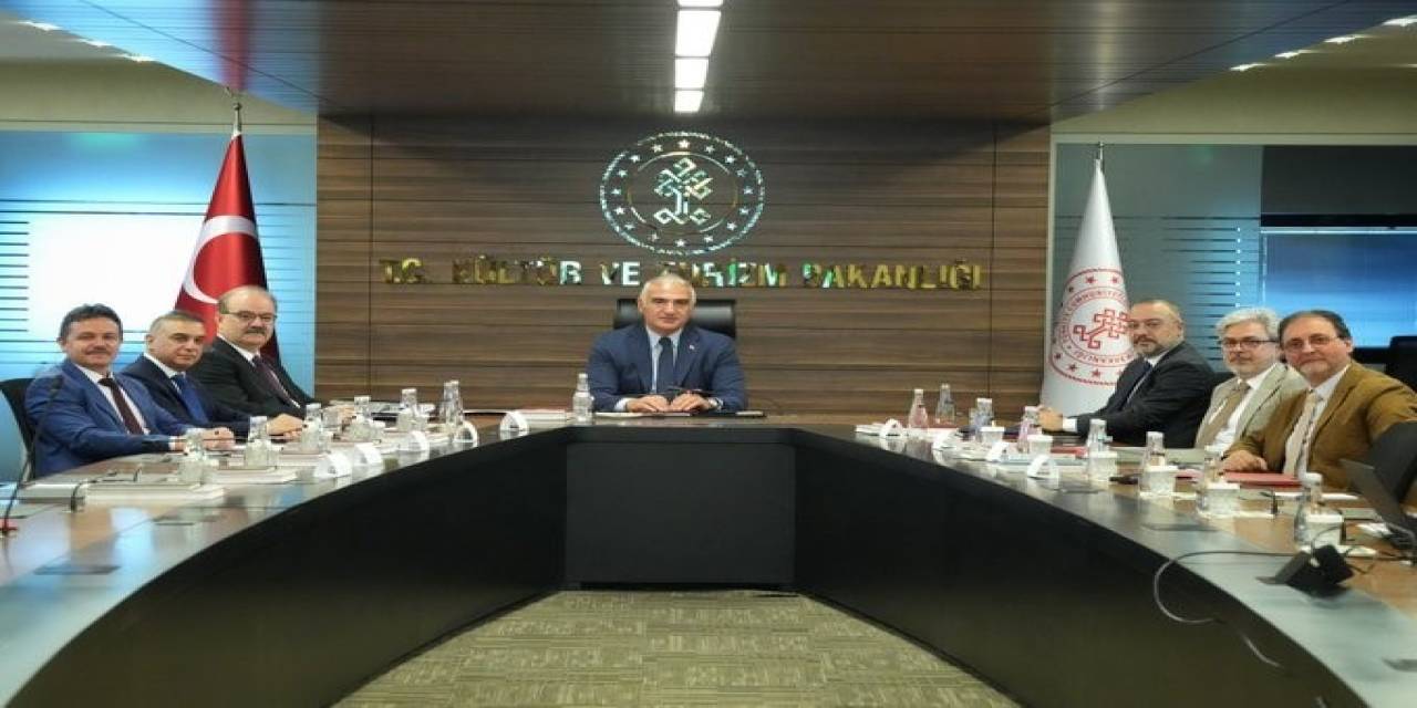 Bakan Ersoy, Yunus Emre Enstitüsü Mütevelli Heyeti İle Bir Araya Geldi