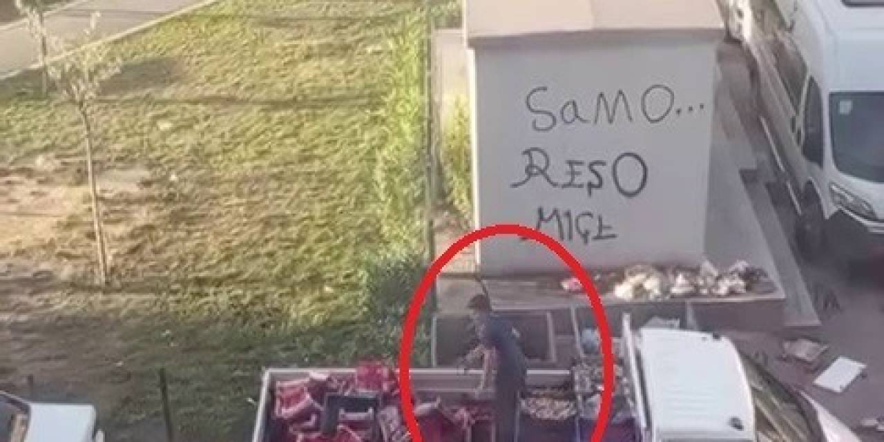 Yok Böyle İsraf: Kilosu 100 Tl Çilekleri Kasa Kasa Çöpe Döktü