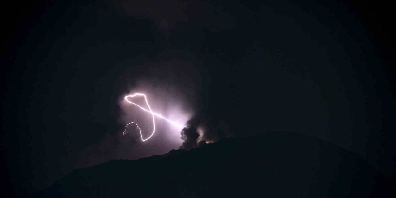 Endonezya’daki Ibu Yanardağı’nda Art Arda Patlamalar