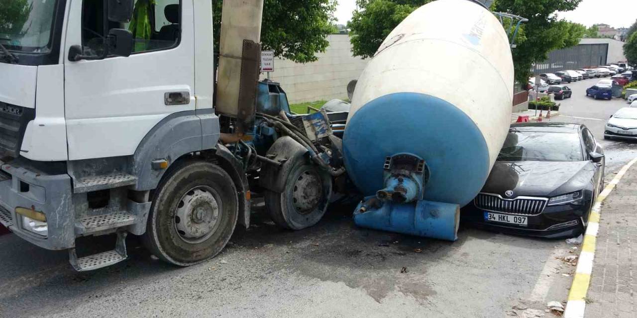Pendik’te Kopan Beton Mikseri Otomobilin Üzerine Devrildi