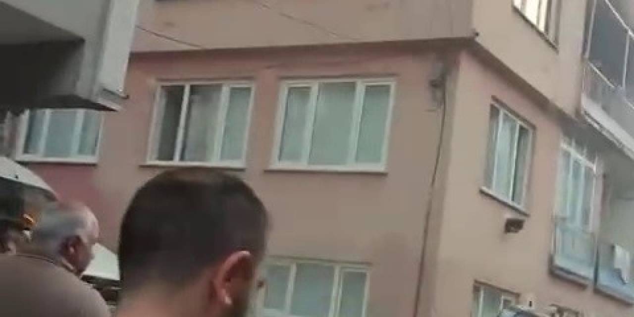 Bursa’da 3 Katlı Binanın En Üst Katı Alev Alev Yandı