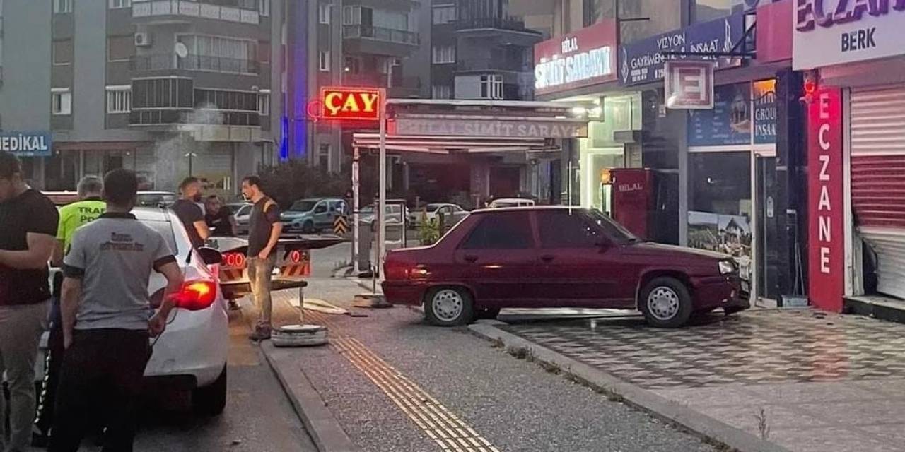 Söke’de Otomobil Eczaneye Girdi