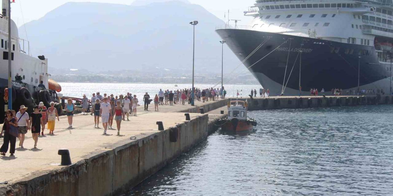 İngiliz Turistleri Taşıyan Yolcu Gemisi Alanya’da Demirledi