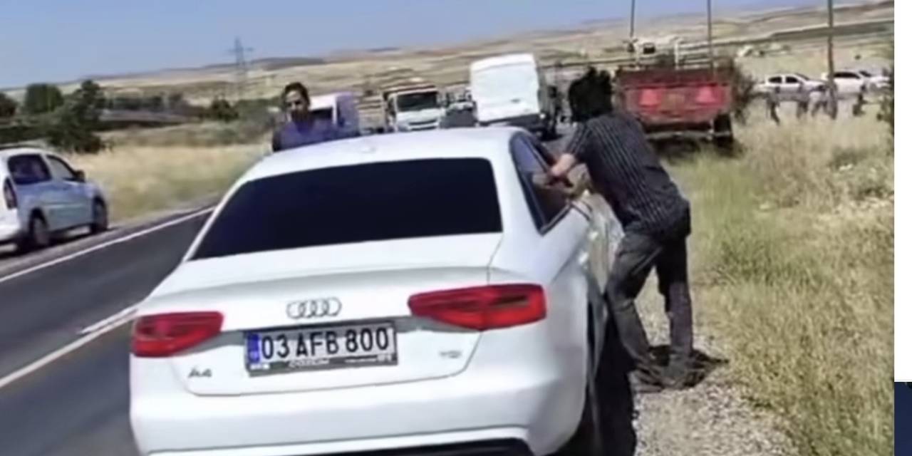 Mardin’de İki Aile Yolu Kapatıp Birbirine Girdi