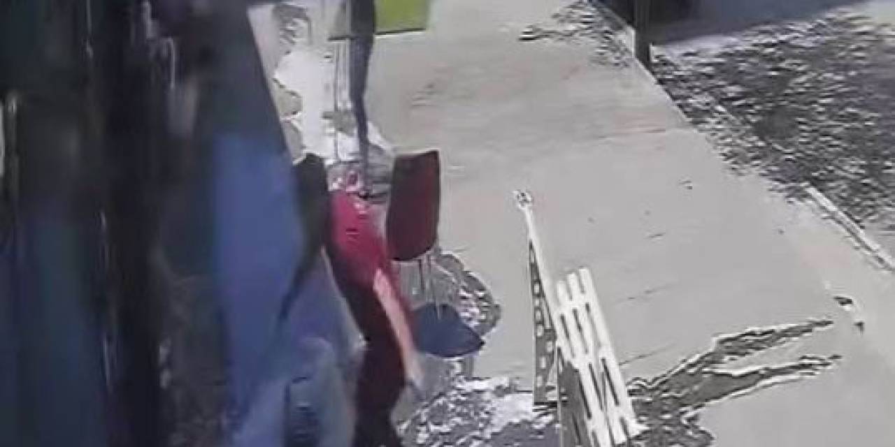 Merdivenden İnmeden Yer Değiştirmek İstedi, Sırtüstü Yere Çakıldı