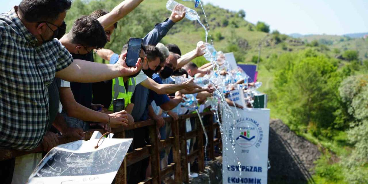 Su İçilen Dere Osb Atıkları Nedeniyle Can Çekişiyor