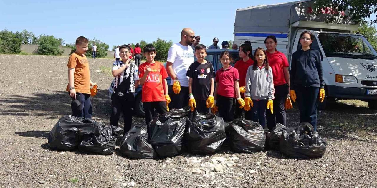 Tavşanlı’da Çevre Haftası Etkinliğinde Çevre Temizlikleri Yapıldı