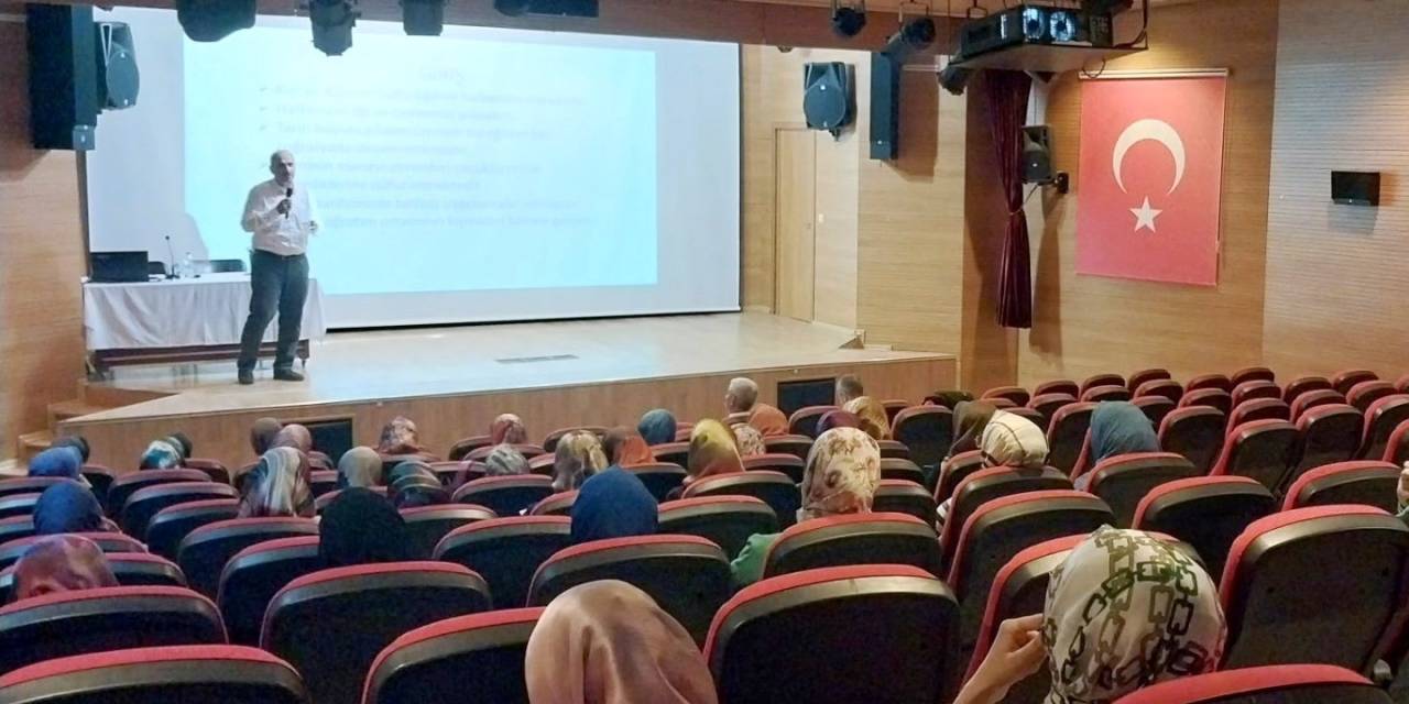 Simav’da Bayan Kur’an Kursu Öğreticilerine Yaz Kur’an Kursu Semineri