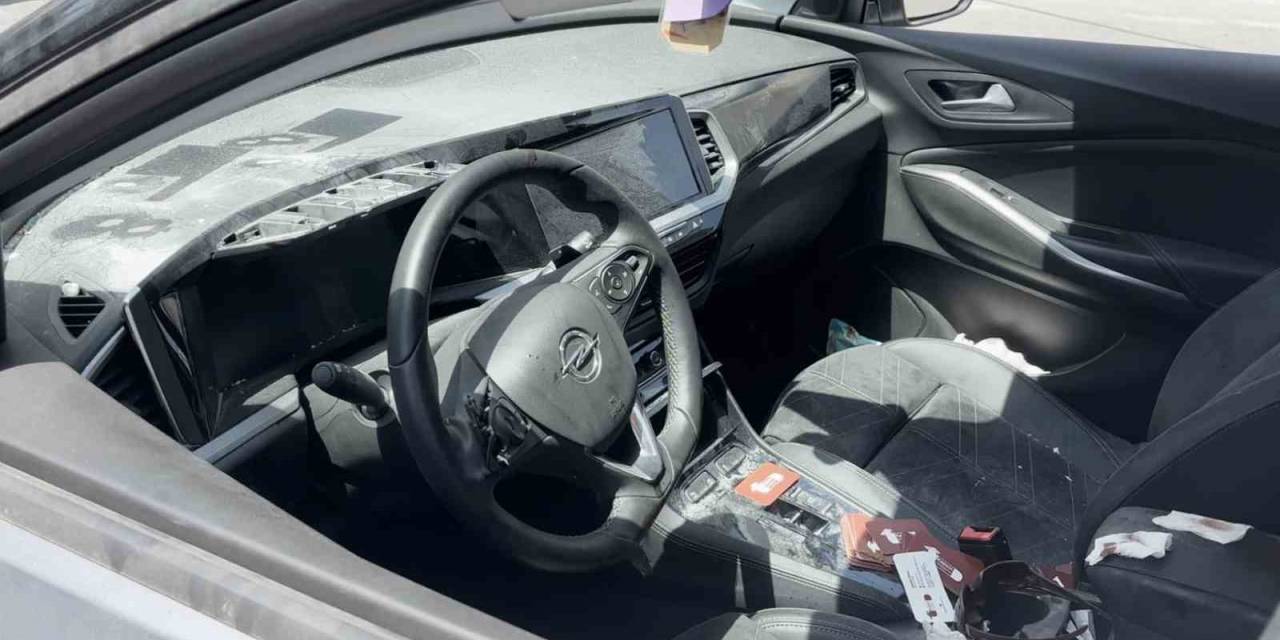 Fatih’te Öğretmene Düzenlenen Silahlı Saldırının Ardından Camları Tuzla Buz Olan Aracın İçi Kameraya Yansıdı