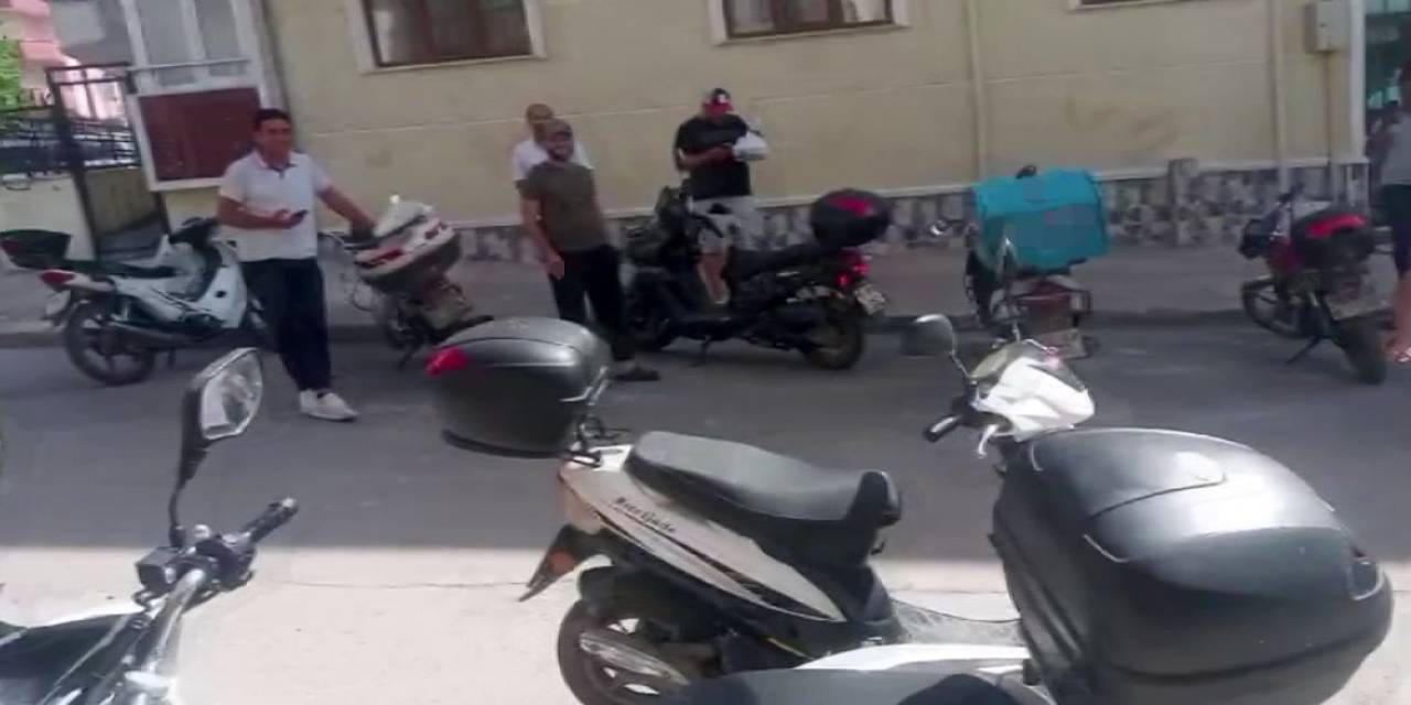 25 Yerden Aynı Anda Sipariş Verildi, Evin Önünde Kuryeler Toplandı