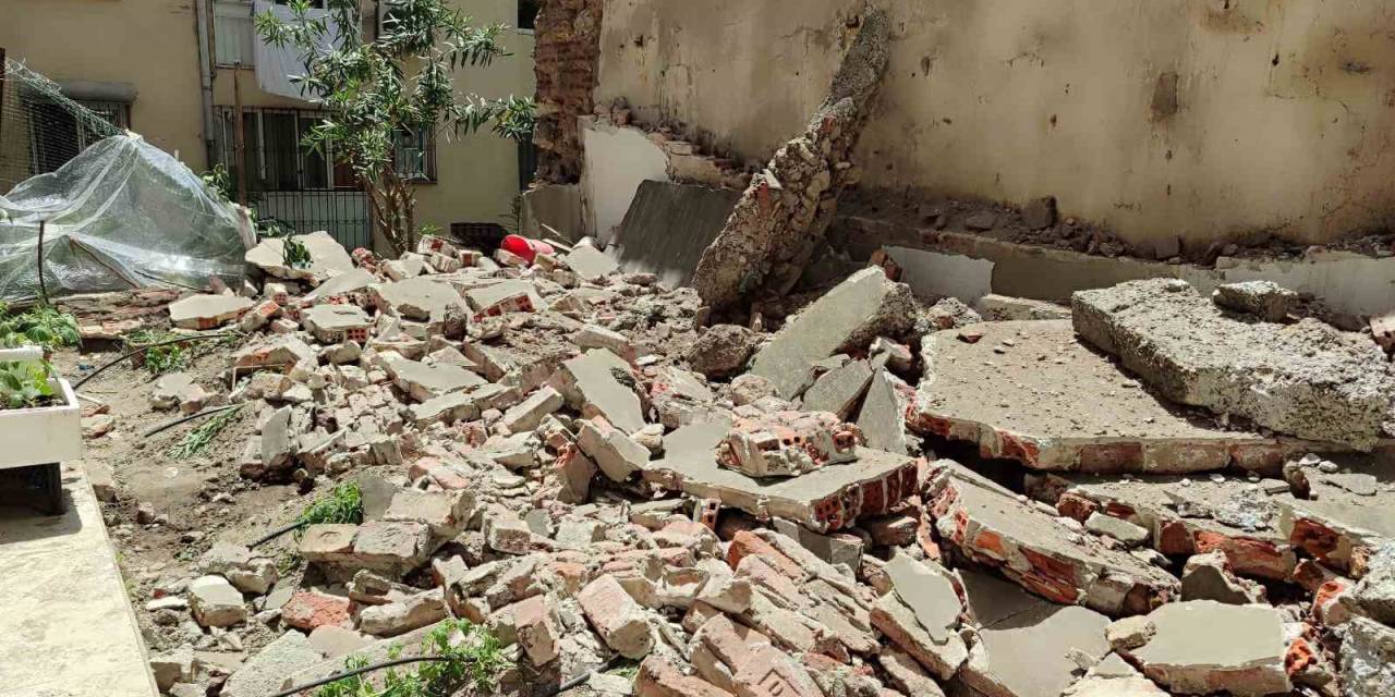Fatih’te İstinat Duvarının Çökmesinin Ardından Bir Bina Boşaltıldı