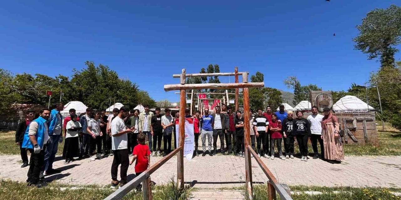 Muradiyeli Gençler Van Gölü Kıyısında Çöp Topladı