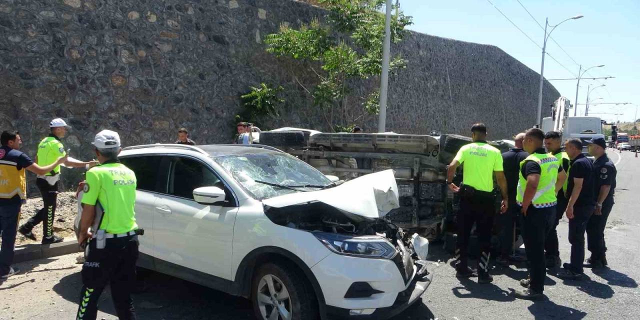 Askeri Araç Kaza Yaptı: 1’i Asker 3 Yaralı