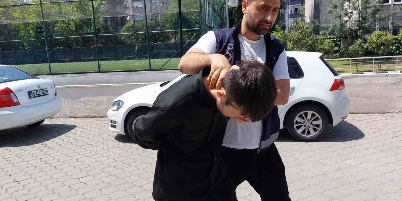 Karısını Ve Üvey Oğlunu Bıçaklayıp Yurt Dışına Kaçarken Yakalandı