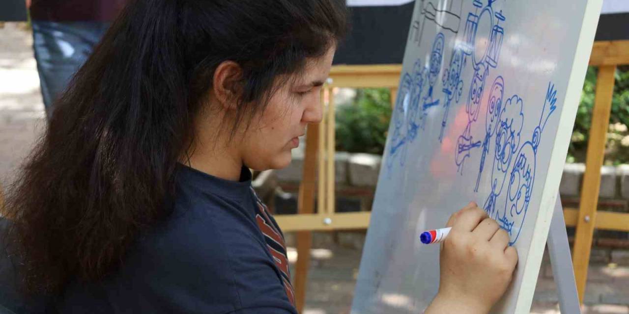 Otizmli Nisanur, Duygularını Müzik Ve Resimle Yansıtıyor