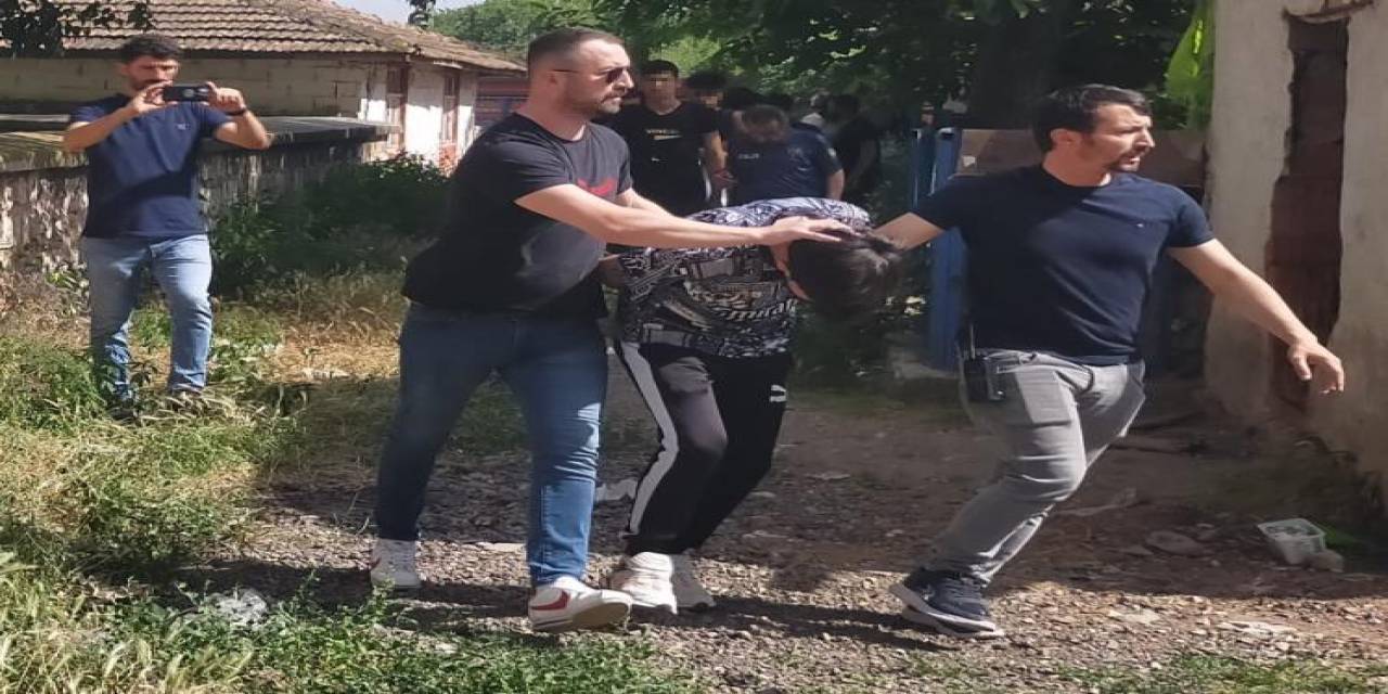 Metruk Binada 7 Kaçak Göçmen İle Aranan 1 Kişi Yakalandı