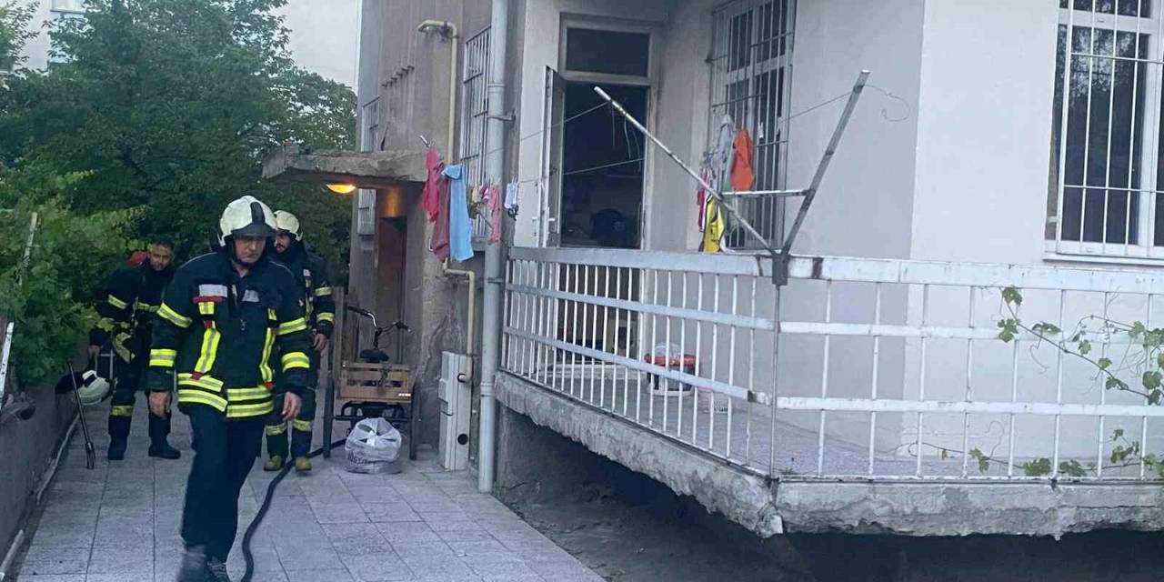 Kız Arkadaşını Döven Ailesinin Evini Yaktı: 4 Kişi Dumandan Etkilendi