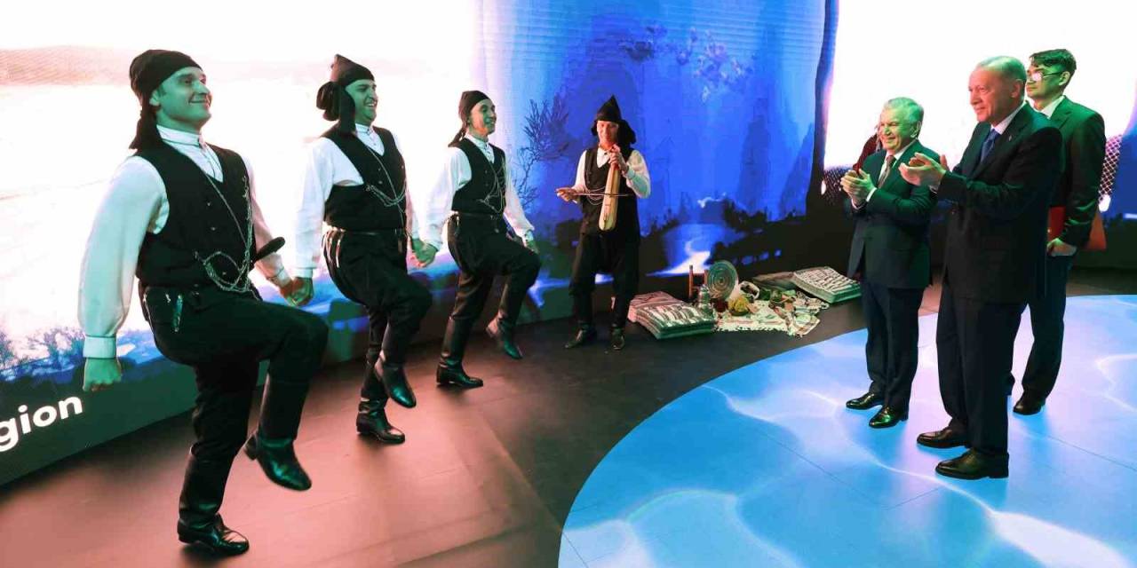 Cumhurbaşkanı Erdoğan, Özbekistan Cumhurbaşkanı  Mirziyoyev İle Horon Ekibini İzledi