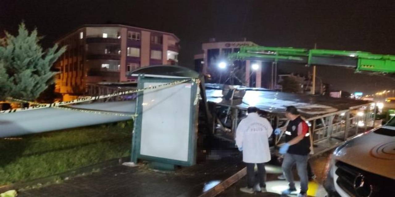 Yağmurdan Korunmak İçin Sığındığı Tabela Ölümüne Neden Oldu