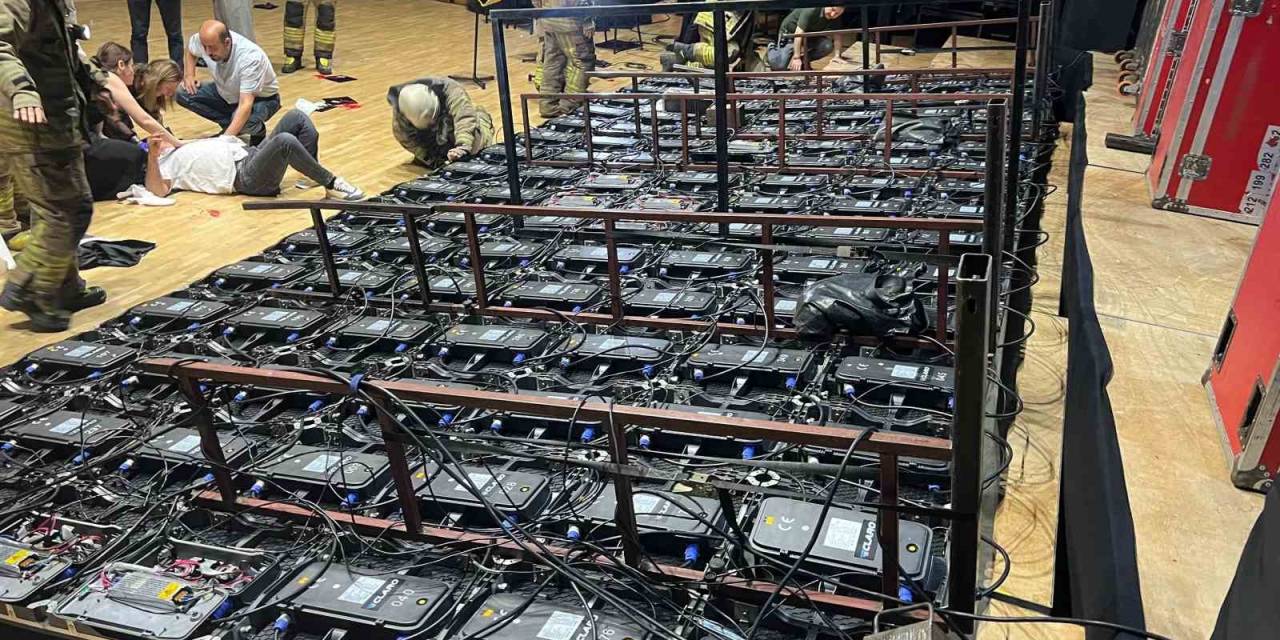 Cemal Reşit Rey’de Mezuniyet Töreninde Facia: Dev Pano Devrildi, 6 Kişi Yaralandı