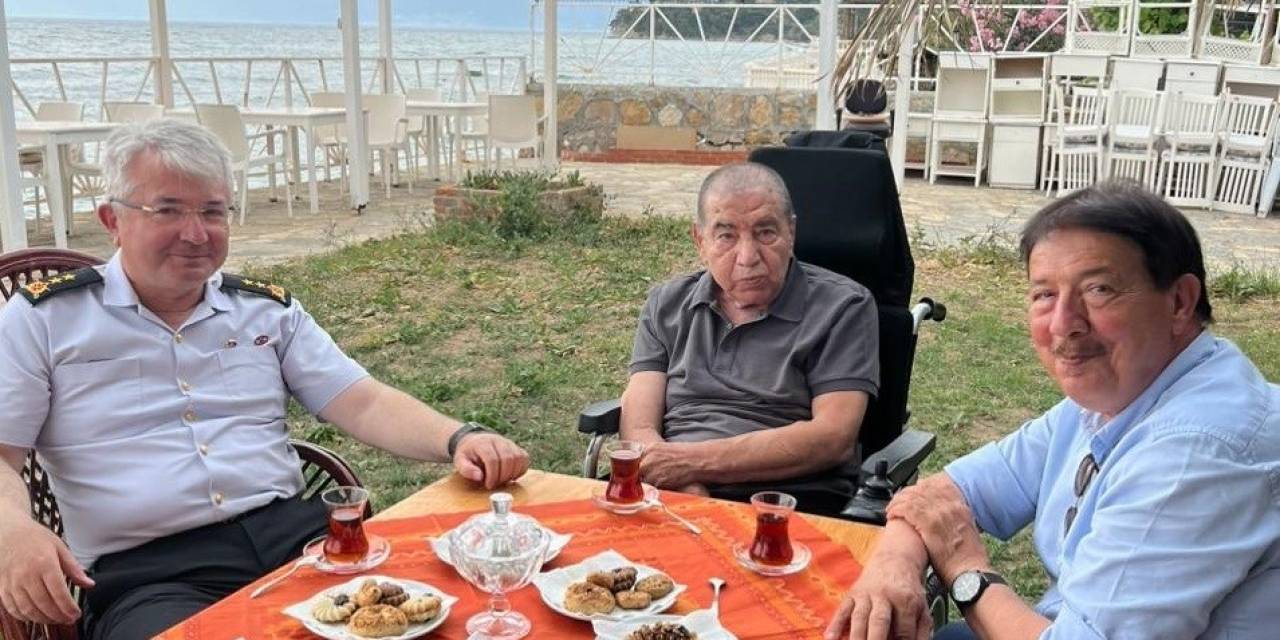 Ayvalık’ın Efsanevi Başkanı Ahmet Tüfekçi’ye İl Jandarma Komutanı Alkan’dan Anlamlı Ziyaret