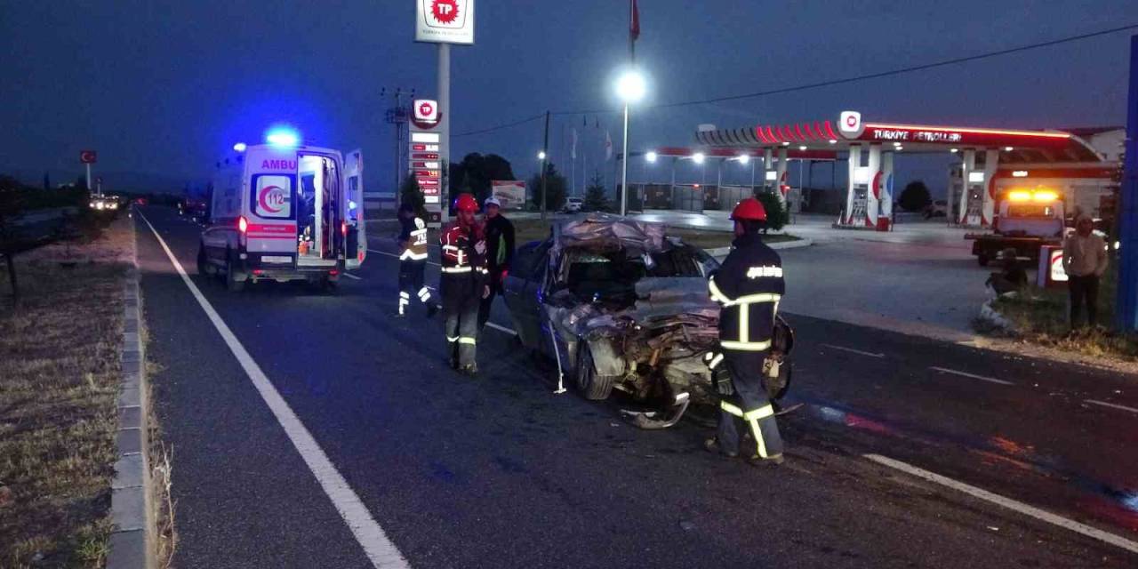 Uşak’ta Otomobil Kamyona Arkadan Çarptı: 1 Ölü