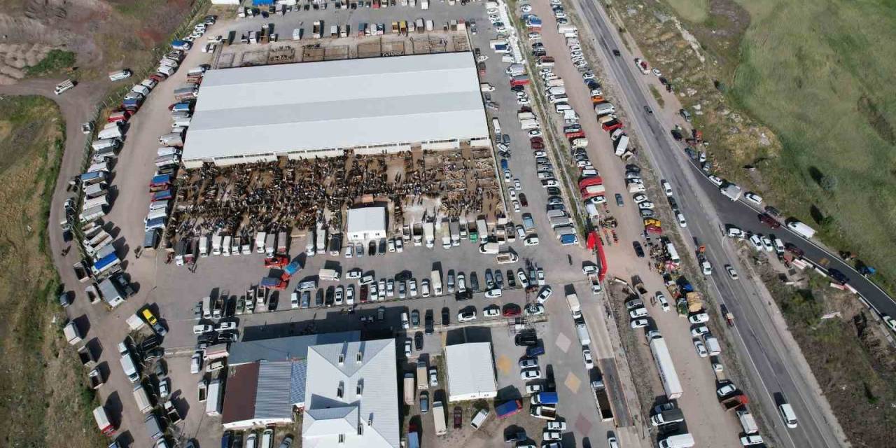 Ankara’daki Kurban Pazarı Yoğunluğu Havadan Görüntülendi