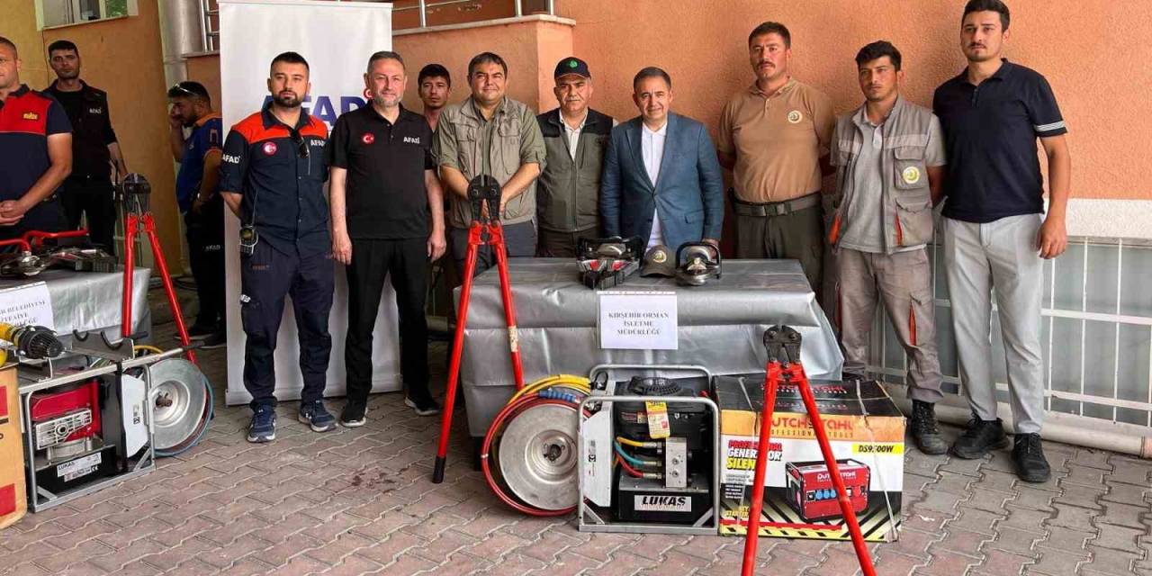 Afad, 3 İlçeye Acil Müdahale Ekipmanı Gönderdi