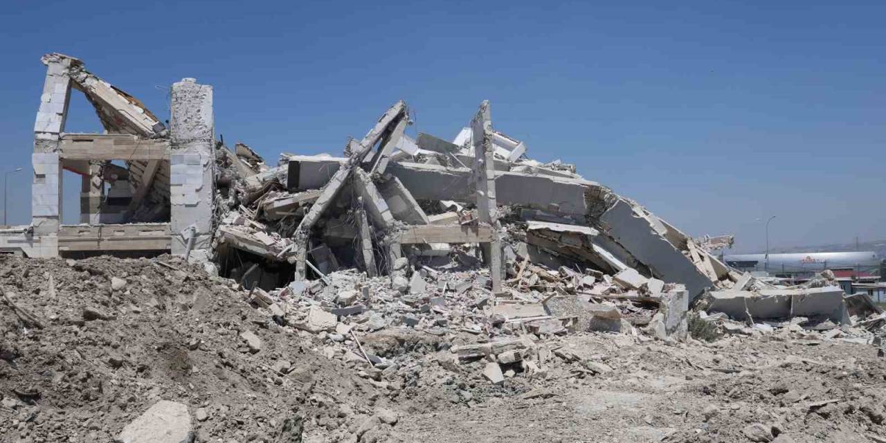 Deprem Etkisi Yapan 10 Katlı Binanın Yıkılma Anı Kamerada