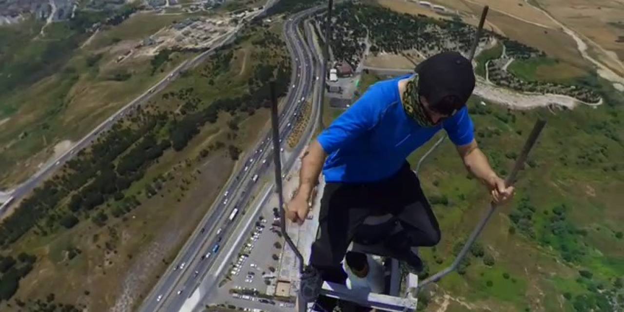 Büyükçekmece’de 230 Metrelik Televizyon Kulesinin Tepesine Tırmandı, Video Çekti