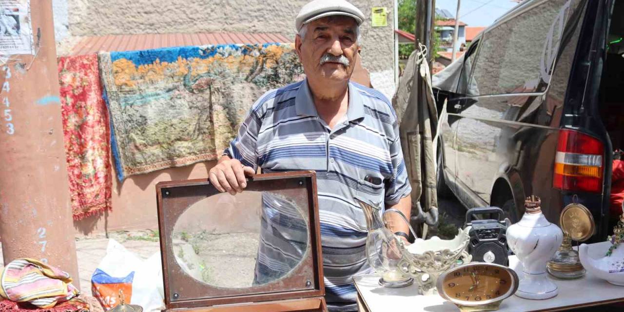 Yılların Tarihini Çarşı Pazar Dolaşarak Satıyor