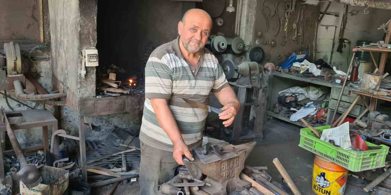 Türkiye’deki Sayılı Birkaç Ustadan Biri; Yaptığı Bıçaklar Çiviyi Kesiyor