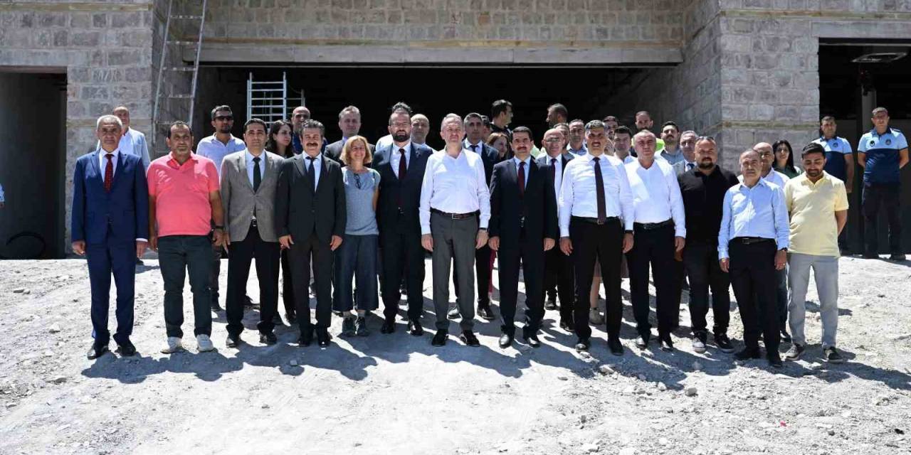 Taşkın, Bakan Yardımcısı Yazgı İle Beraber Battalgazi’nin Tarihi Yapılarını İnceledi