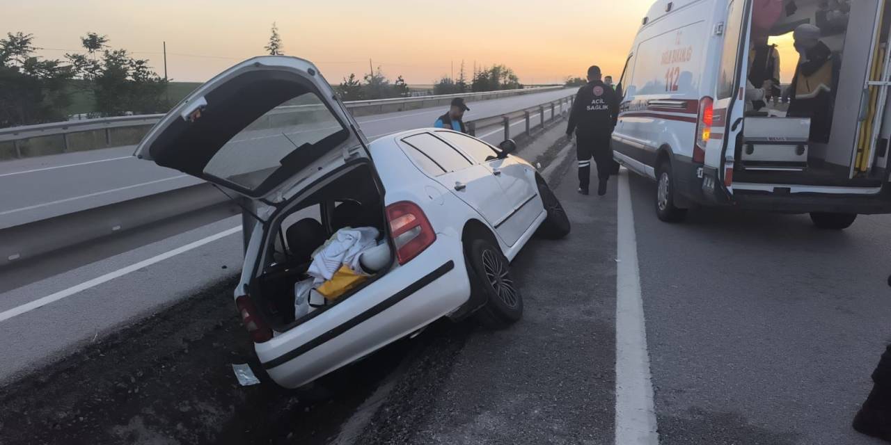 Orta Refüje Giren Otomobilde Biri Ağır 4 Kişi Yaralandı