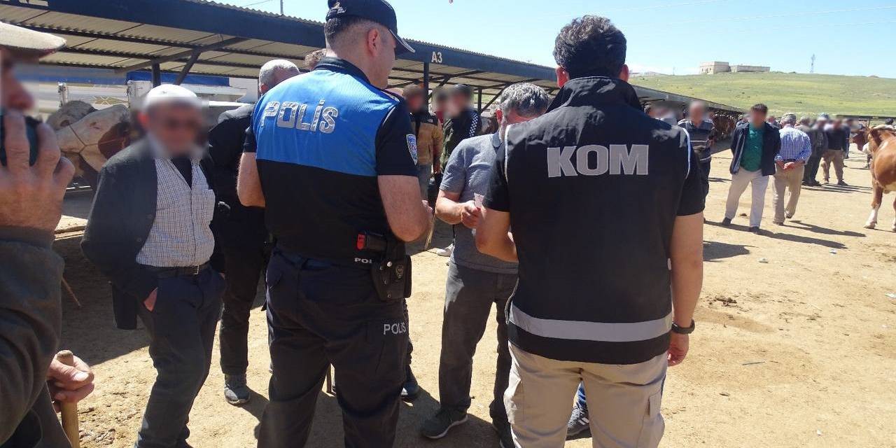 Bayburt’ta Polis Kurban Pazarında Sahte Para Uyarısında Bulundu