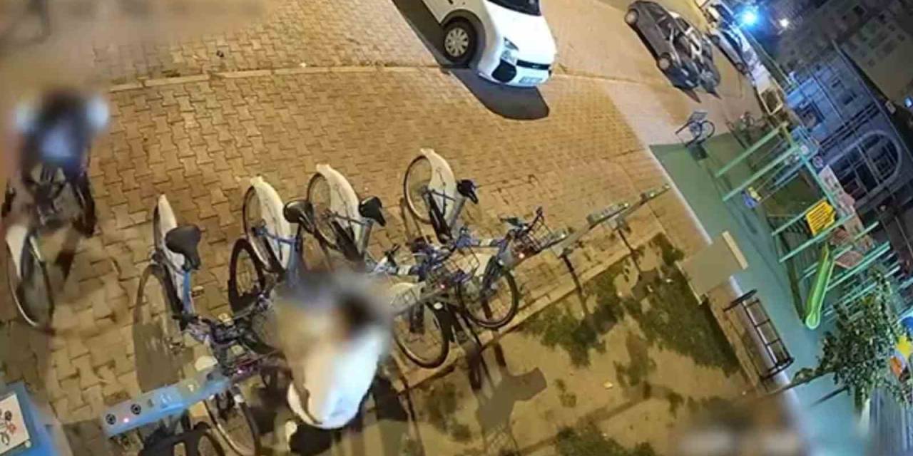 Bisiklet Hırsızları Önce Kameraya Sonra Polise Yakalandı