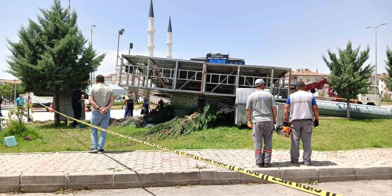 Fırtınanın Devirdiği Reklam Panosunun Altında Kalan Genç Kız Hayatını Kaybetti