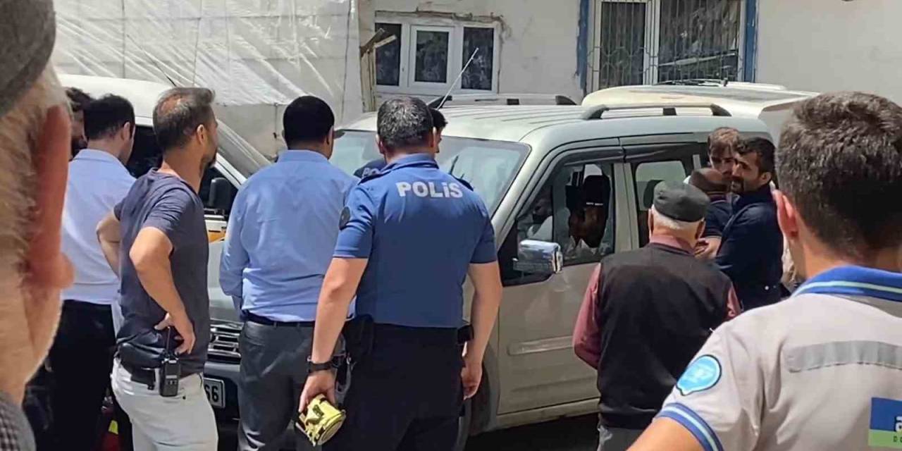 Zile’de Muhtar Aracında Ölü Bulundu