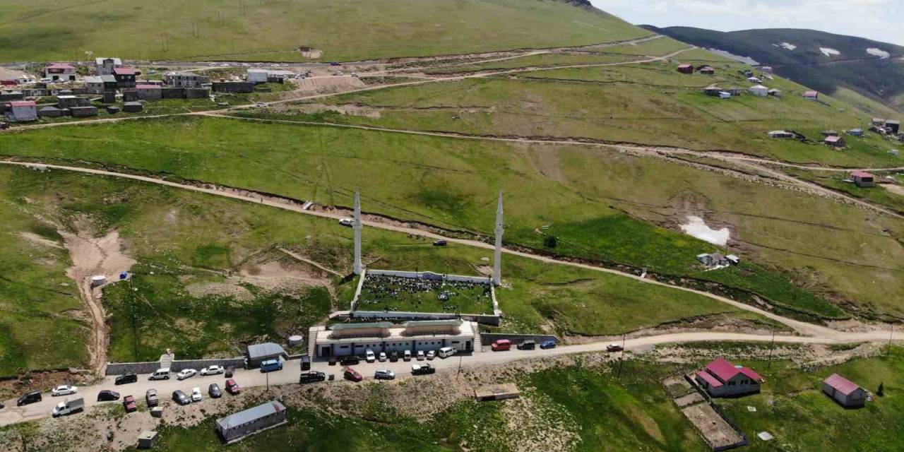 Üstü Açık Camide 563 Yıldır Çimen Üzerinde Cuma Namazı Kılınıyor