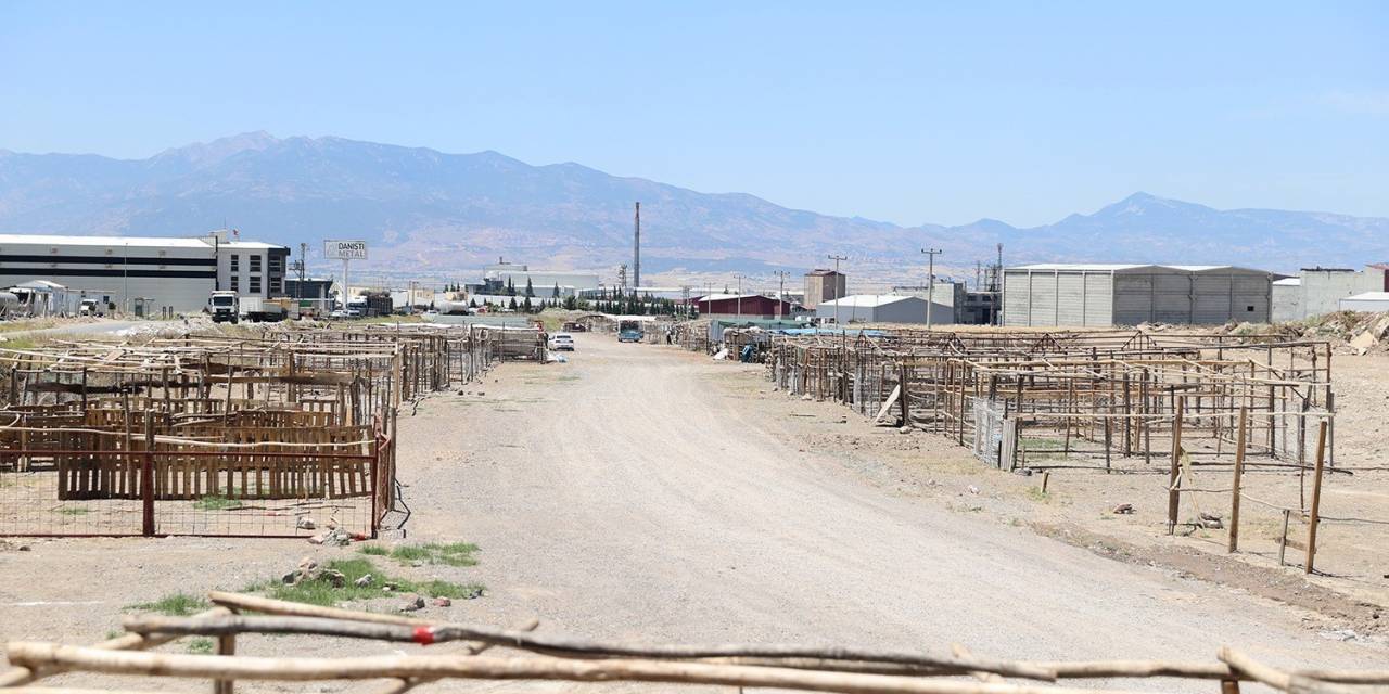 Dulkadiroğlu Belediyesi Geçici Kurban Satış Noktası Hizmete Açıldı