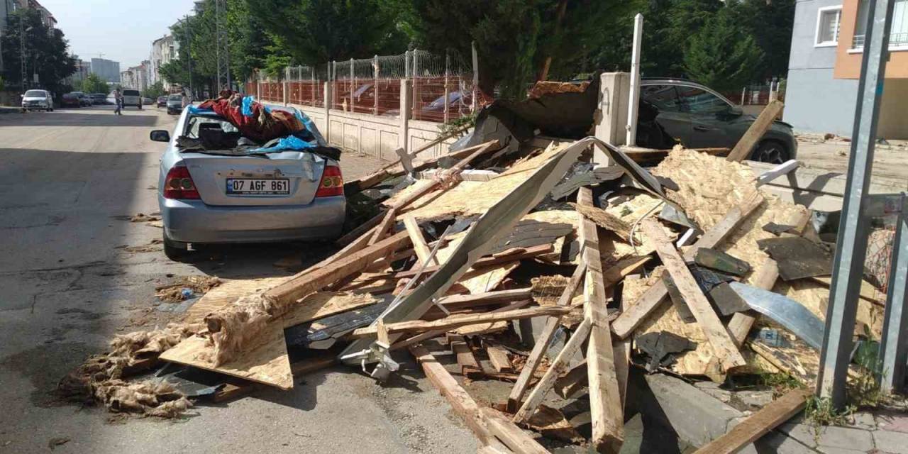 Ankara’da Fırtınanın Apartman Çatısını Uçurduğu An Kamerada