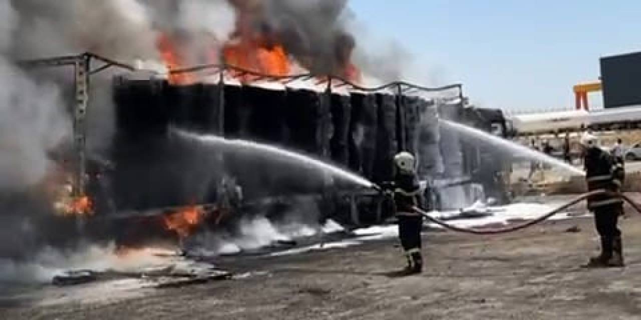 Gaziantep’te Lastik Yüklü Tır Alev Alev Yandı