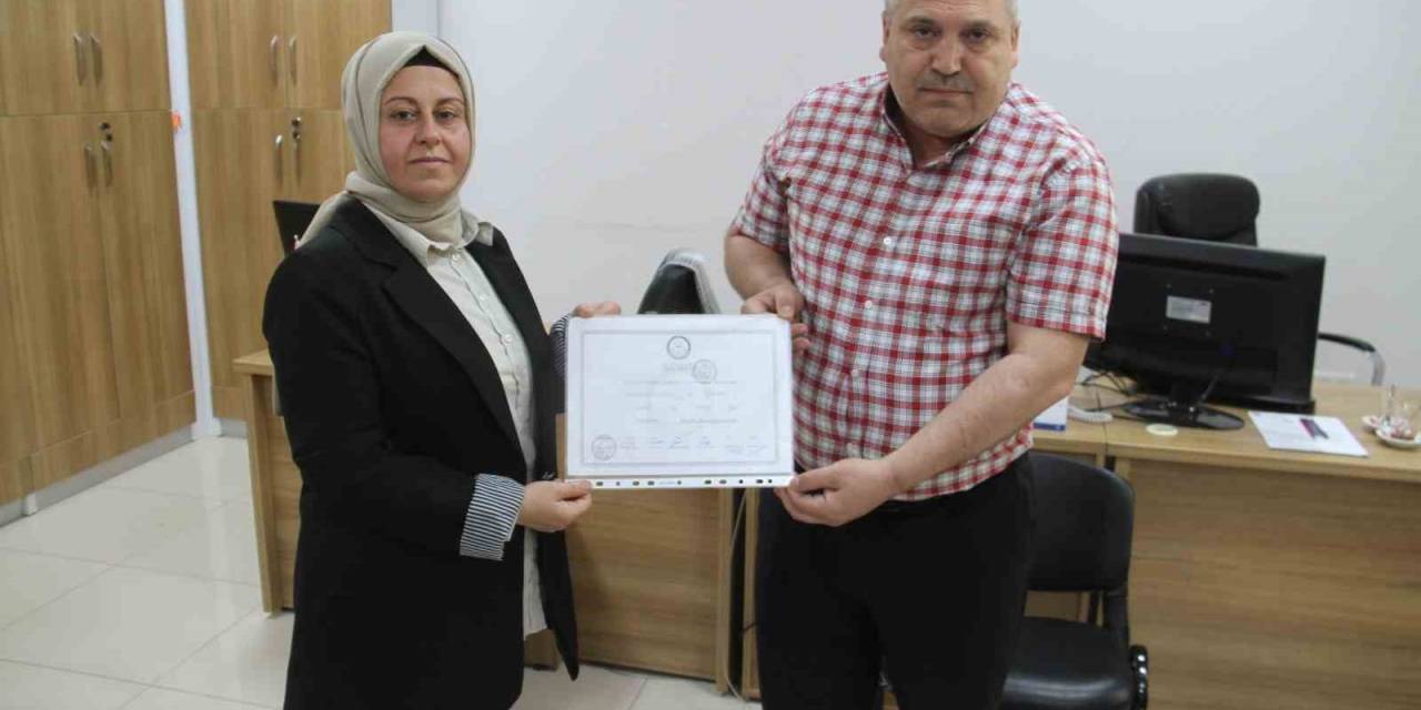 Vefat Eden Eşinin Yerine Muhtar Seçildi, Mazbatasını Aldı