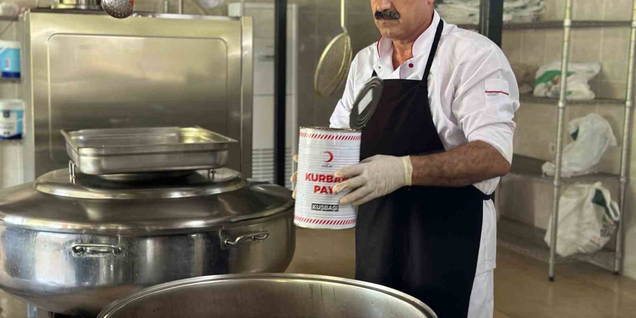 Türk Kızılay, Türkiye’de Kestiği Kurban Etinden Kalan Kısmı Günde 50 Bin Kişiye Yemekle Ulaştırıyor