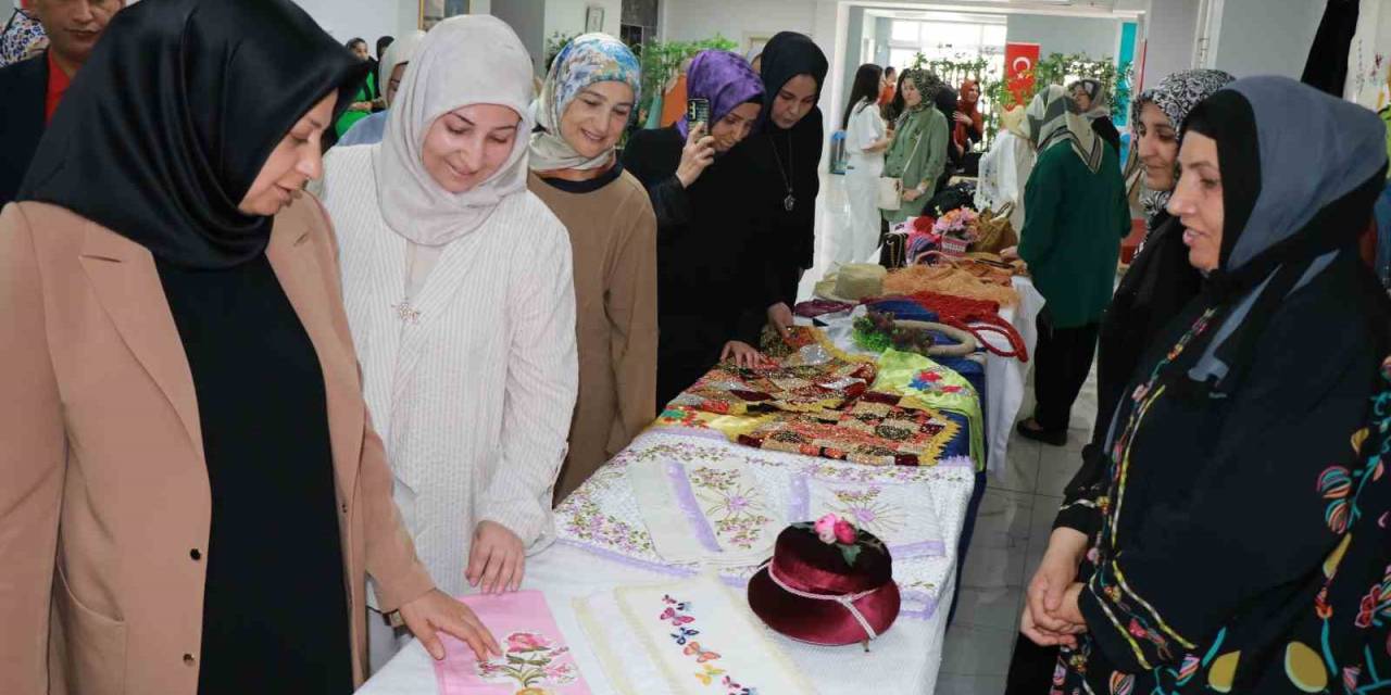 Kadınlar El Emeği Göz Nuru Ürünlerini Sergiledi