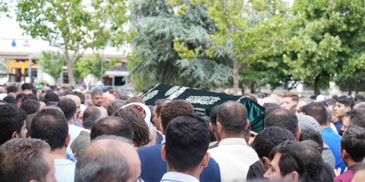 Fatih’teki Silahlı Saldırıda Hayatını Kaybeden Öğretmen Abdülbaki Durmaz Son Yolculuğuna Uğurlandı